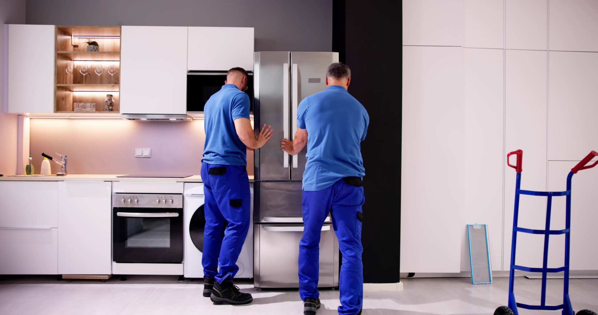 Dos hombres moviendo un refrigerador