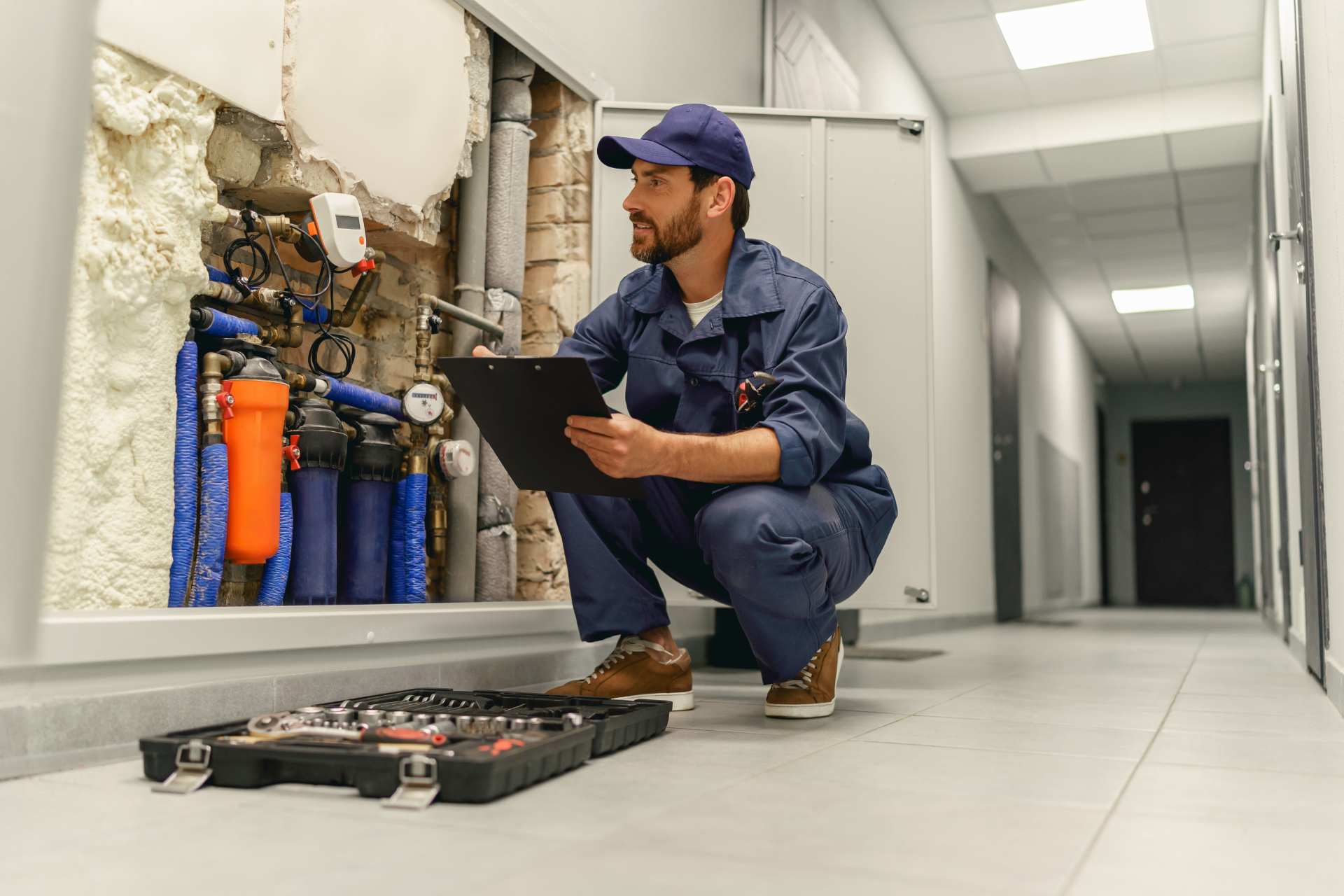 Técnico revisando instalaciones hidráulicas