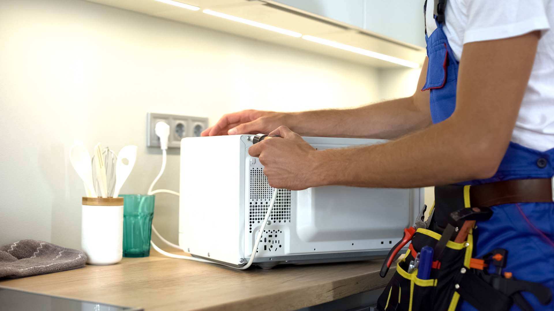 Técnico reparando un microondas